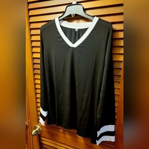 Black and White V-Neck Long Sleeve Top Medium